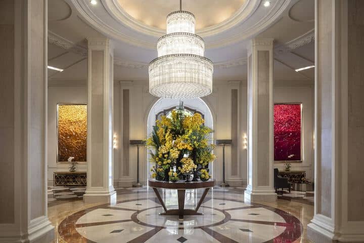 Lobby lounge